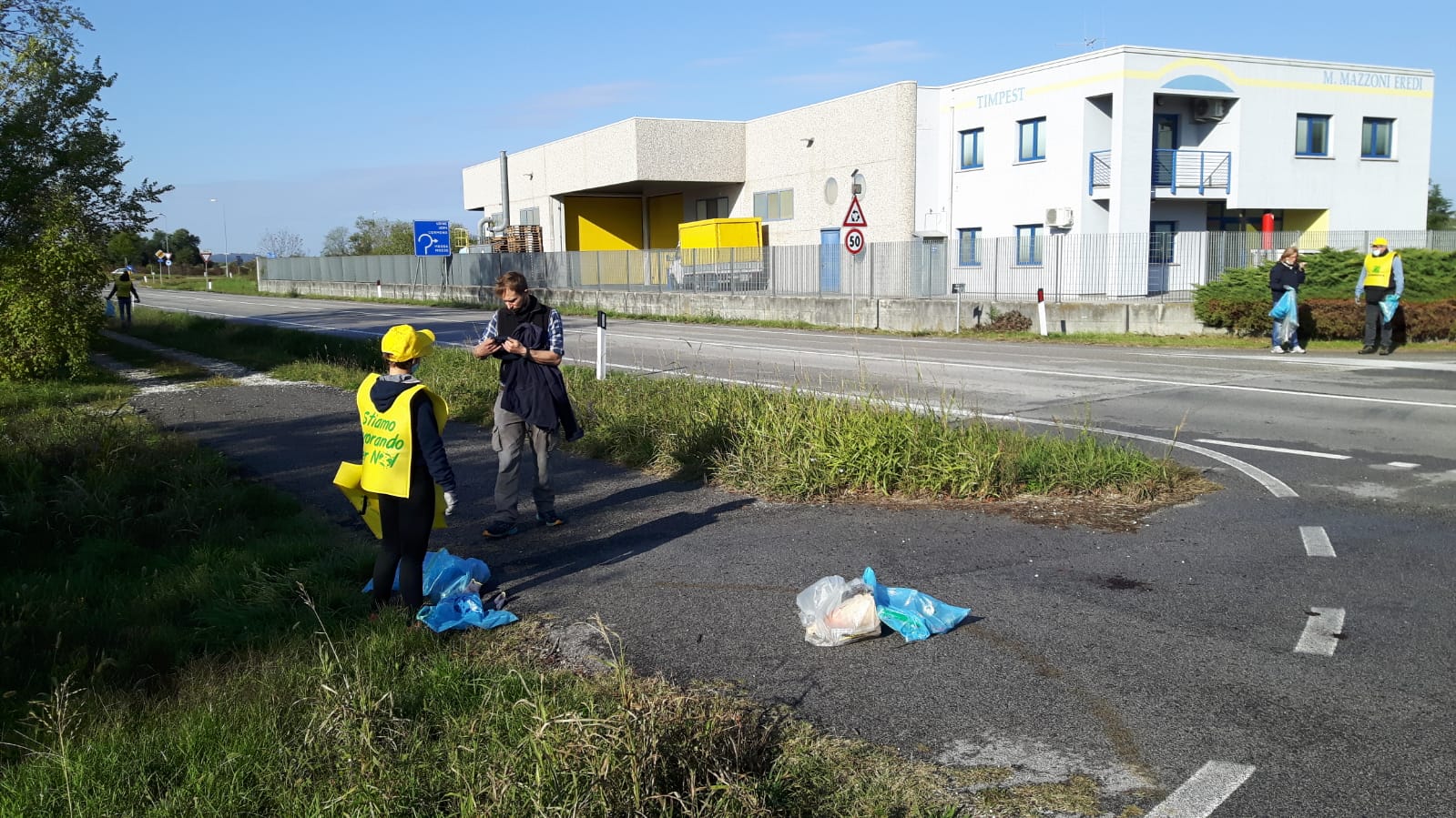 Immagine per Rifiuti abbandonati a Mossa, volontari fanno pulizia nel verde